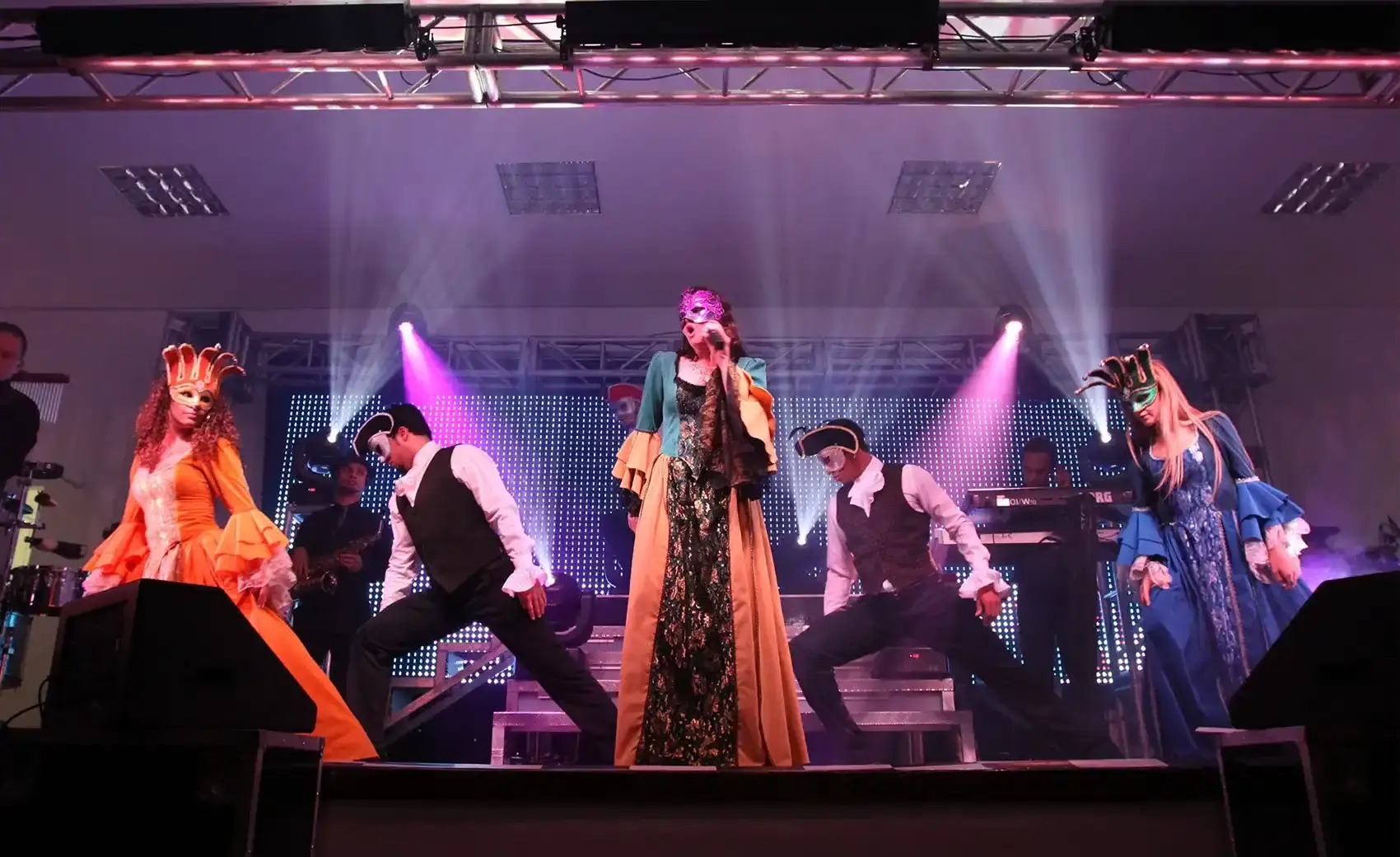 Apresentação musical durante uma festa de aniversário adulto