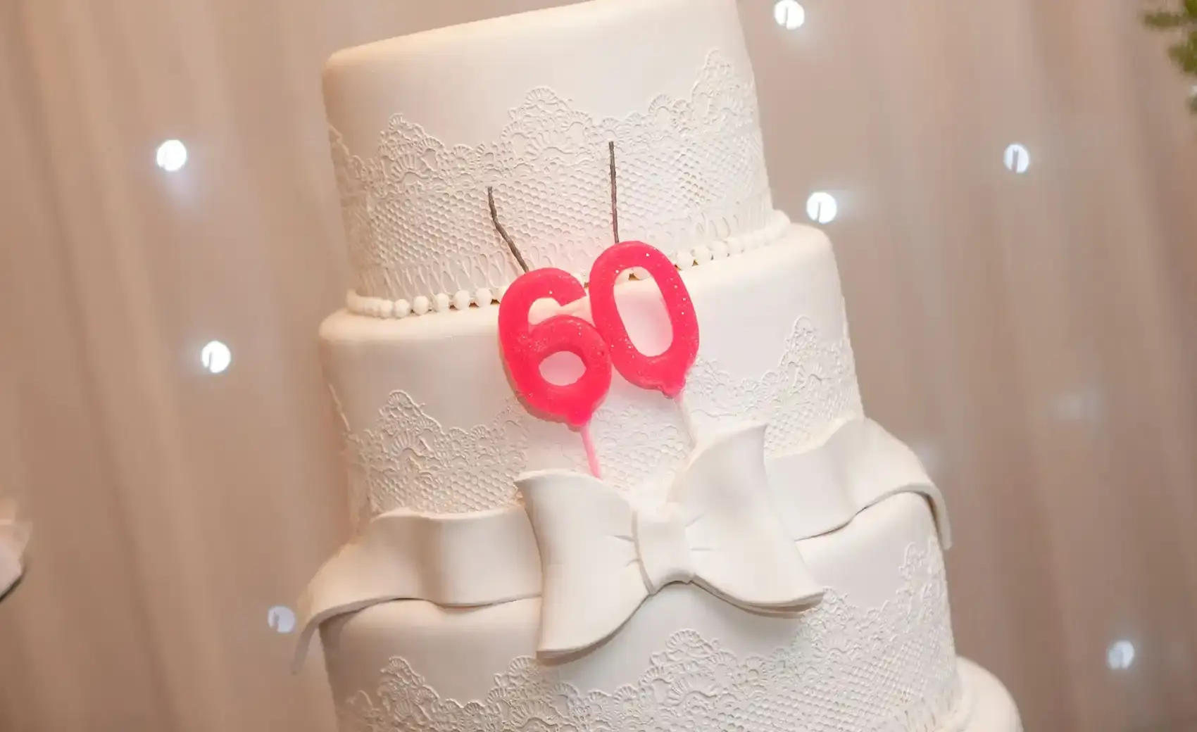 Bolo e decoração de uma celebração de aniversário adulto