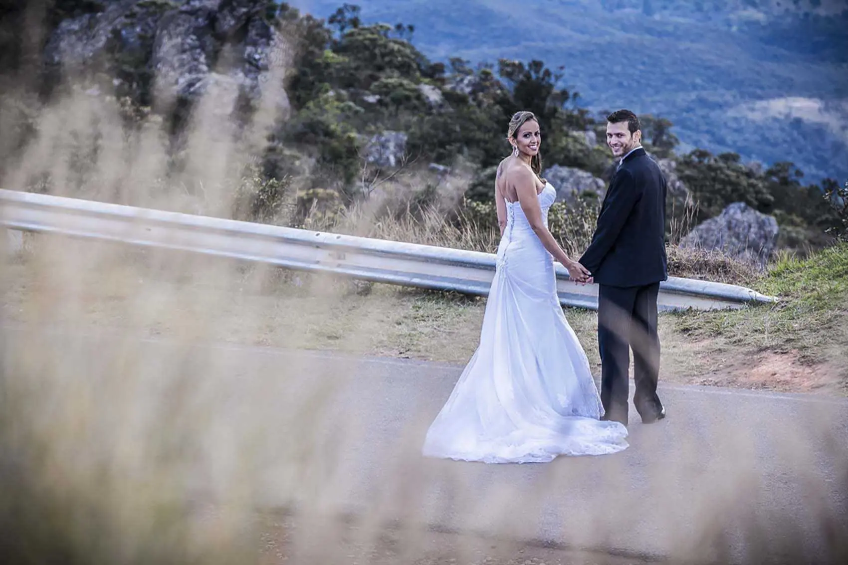 Casal fotografado ao entardecer na Serra da Piedade, em Minas Gerais
