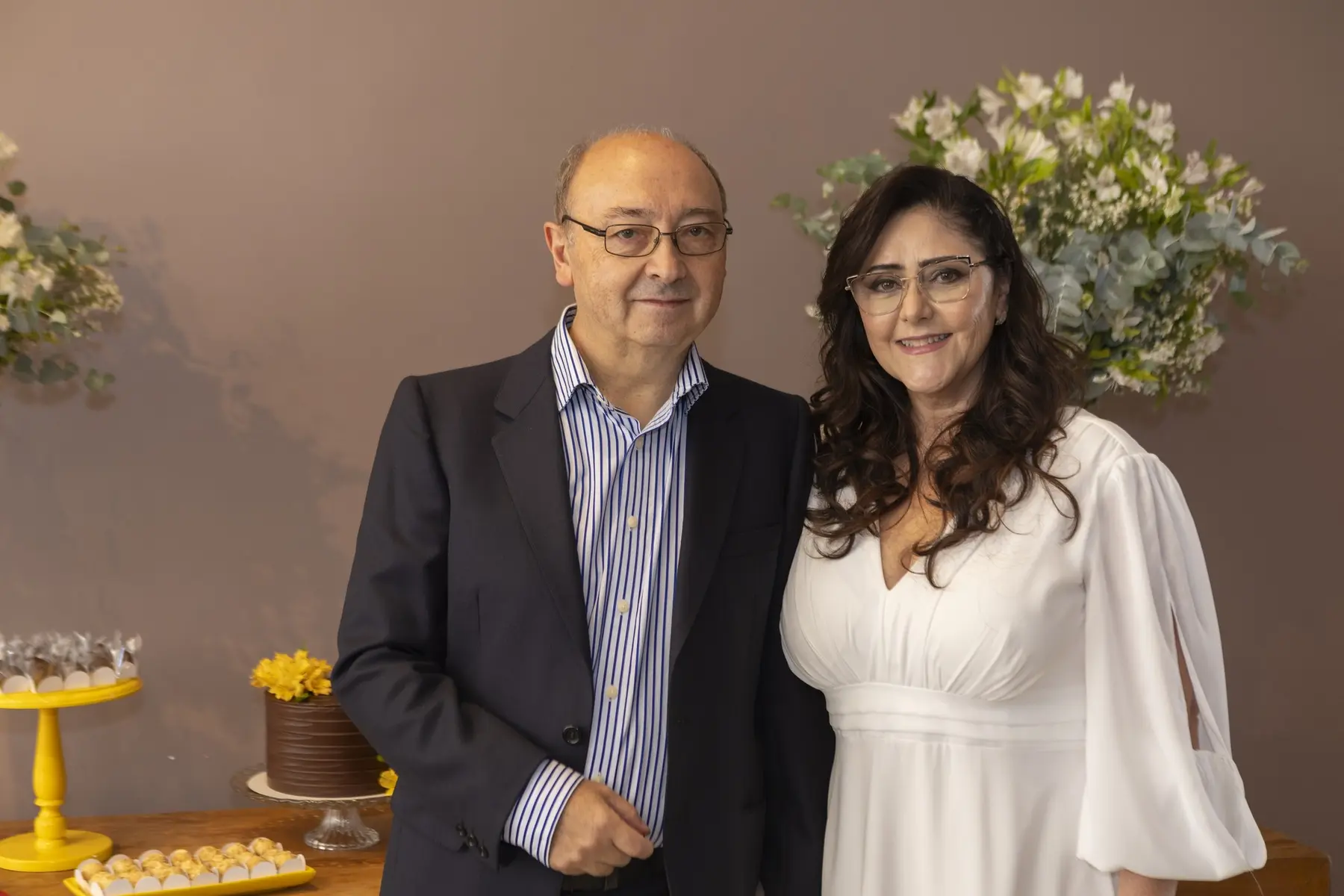 Emoção dos noivos durante a celebração do casamento